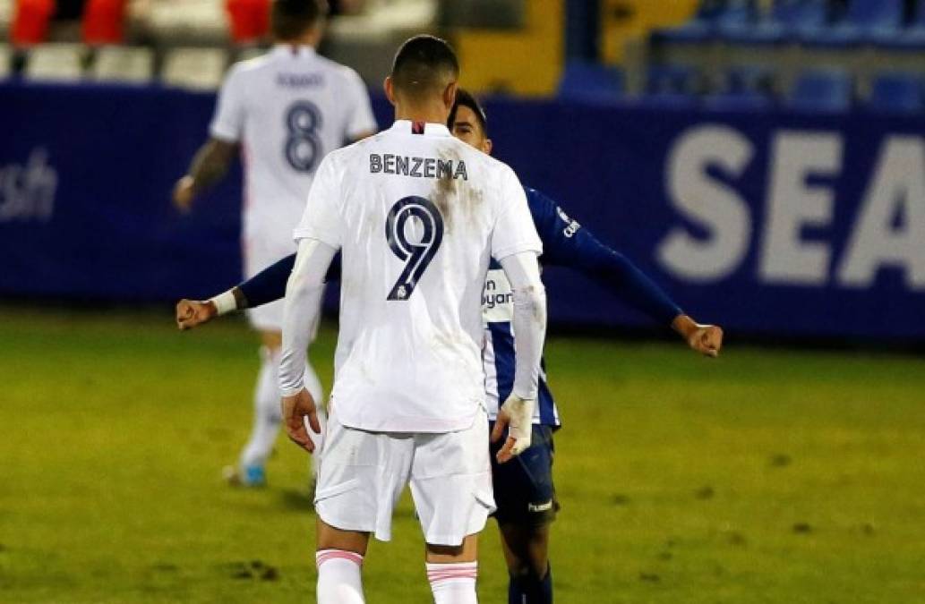 El centrocampista del Alcoyano, Ángel López, celebrando la victoria en la cara de Karim Benzema.