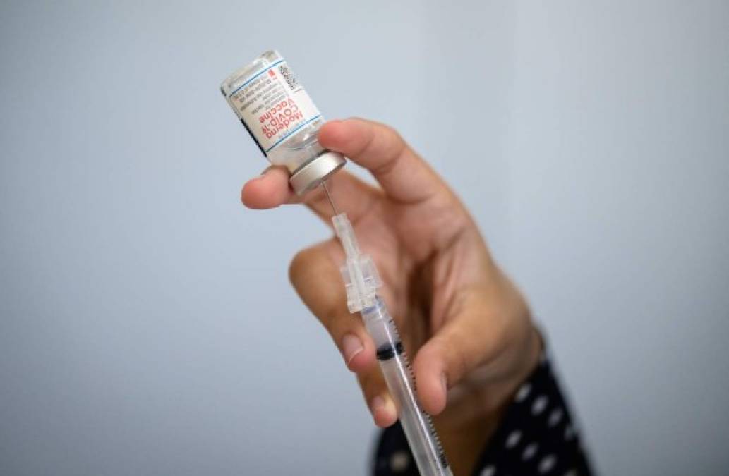 La aplicación de las vacunas de AstraZeneca y Johnson & Johnson han provocado casos aislados de coágulos sanguíneos en algunos pacientes, tal situación generó la suspensión momentánea de los inoculantes en varios países del mundo. Fotos AFP