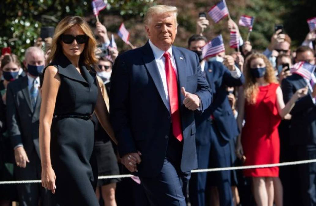 Melania fue recibida con aplausos por decenas de personas apostadas en los jardines de la Casa Blanca para despedir al presidente en su viaje a Nashville.