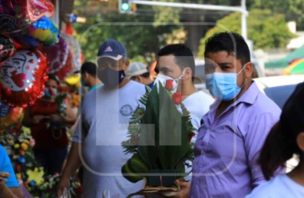 Cientos de hondureños salieron este domingo a comprar flores y otros presentes a los emprendedores del mercado Guamilito de San Pedro Sula.