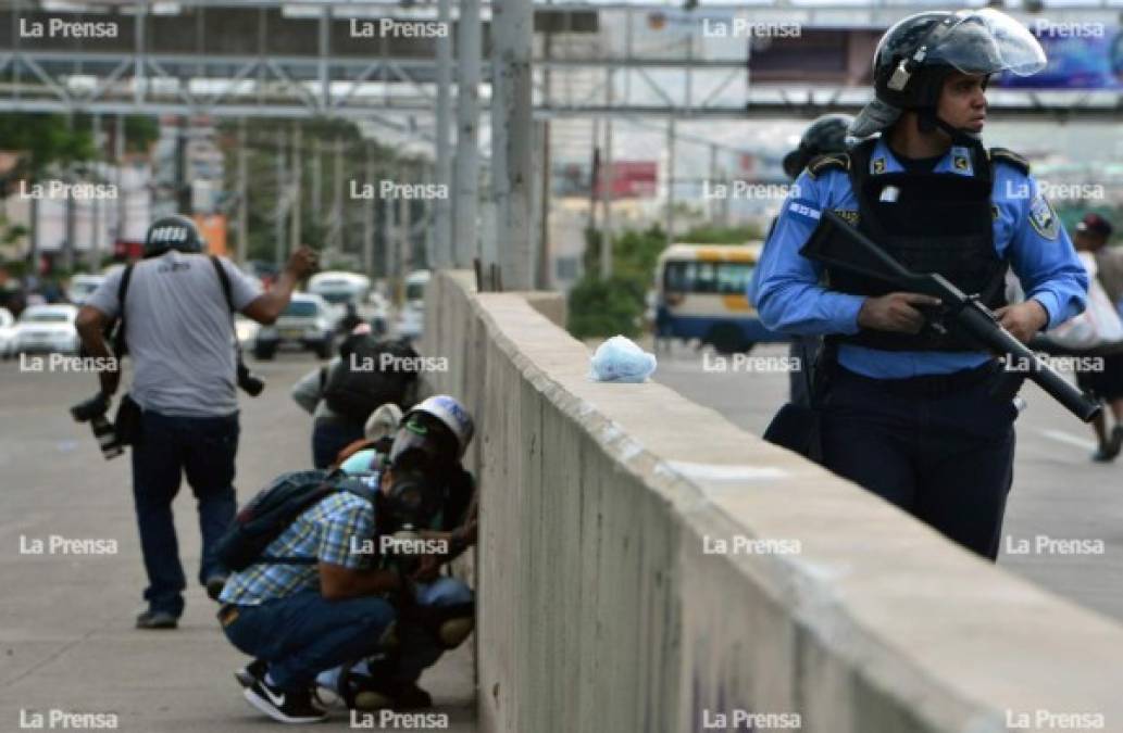 'Nosotros escuchamos las detonaciones mientras estábamos en la cancha de fútbol', relató una de las estudiantes que salió con nerviosismo de la máxima casa de estudios.