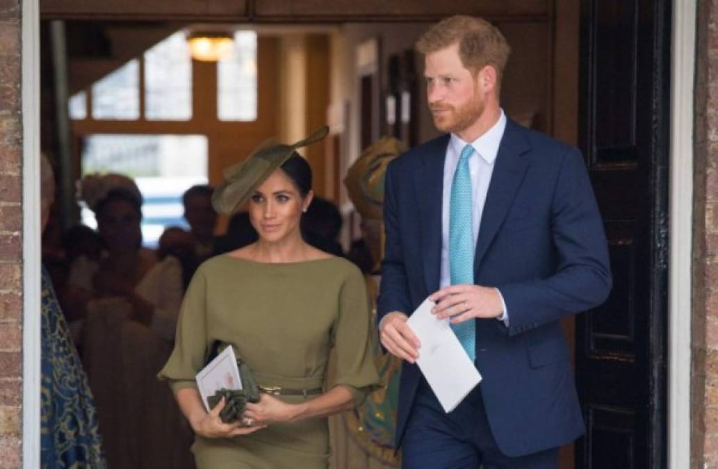 Por su parte, Meghan Markle lució un bonito diseño verde oliva de Ralph Lauren con tocado a juego de Stephen Jones.