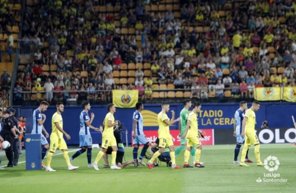 Los equipos Villarreal y Girona saliendo a la cancha del estadio La Cerámica para jugar el partido.