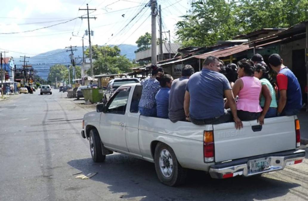 Otros ciudadanos no viajaron en transporte público, pero si a 'jalón' en carros de paila.