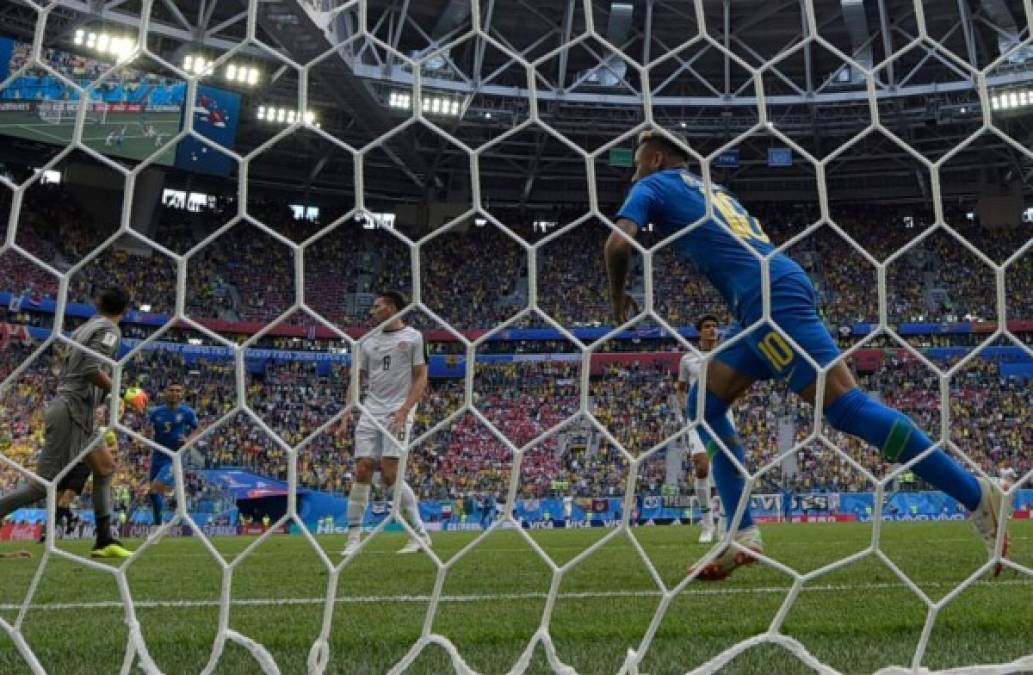 Luego en el minuto 97 el delantero Neymar anotó el gol de la tranquilidad para Brasil y tras su gol se fue a burlar de los ticos.