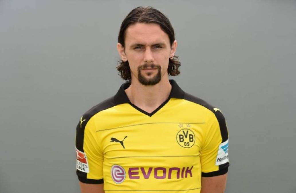 Según los medios alemanes, el Wolfsburgo estaría buscando un central, y uno de los que gusta es Neven Subotić. El Borussia Dortmund estaría dispuesto a negociar.