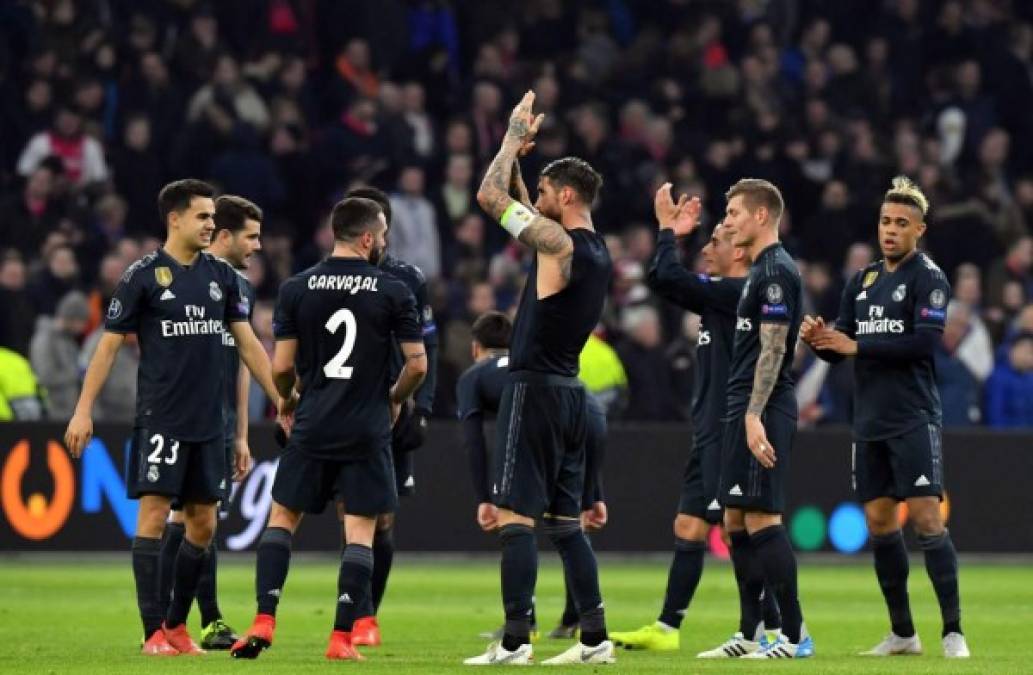 Los jugadores del Real Madrid agradecieron el apoyo de sus aficionados que viajaron al estadio del Ajax. Foto AFP