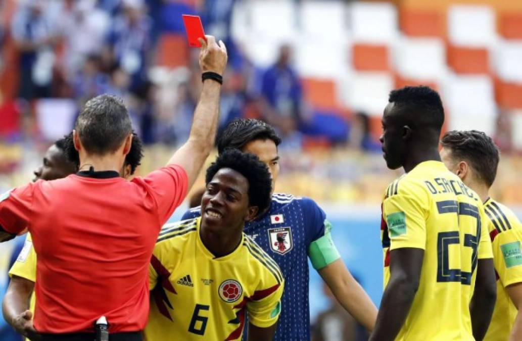 Momento en el que el árbitro expulsa al colombiano Carlos Sánchez. Foto EFE