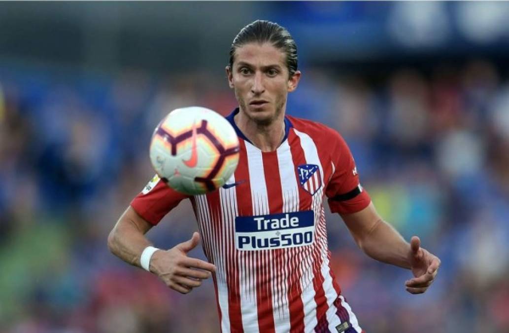 Filipe Luis - Brasileño, lateral izquierdo, 33 años, Atlético de Madrid. El Barça tiene tradición con laterales izquierdo de cierta edad como Sylvinho o Mathieu. Sería un fichaje a corto plazo. Valverde pidió un perfil similar para este curso pero el Barça no lo encontró. Podría poner broche a su carrera como competencia de Jordi Alba si es que el de L’Hospitalet todavía no ha renovado. Su valor de mercado a sus 33 es de 8 millones de euros.