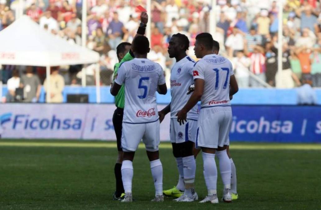 El árbitro Héctor Rodríguez le mostró la segunda tarjeta amarilla a Jonathan Paz, acto seguido la roja, por la agresión contra Rubilio Castillo.