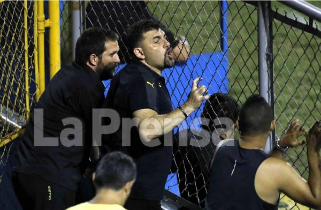 El técnico del Real España, Martín 'Tato' García, fue expulsado al medio tiempo del partido y se fue a las gradas.