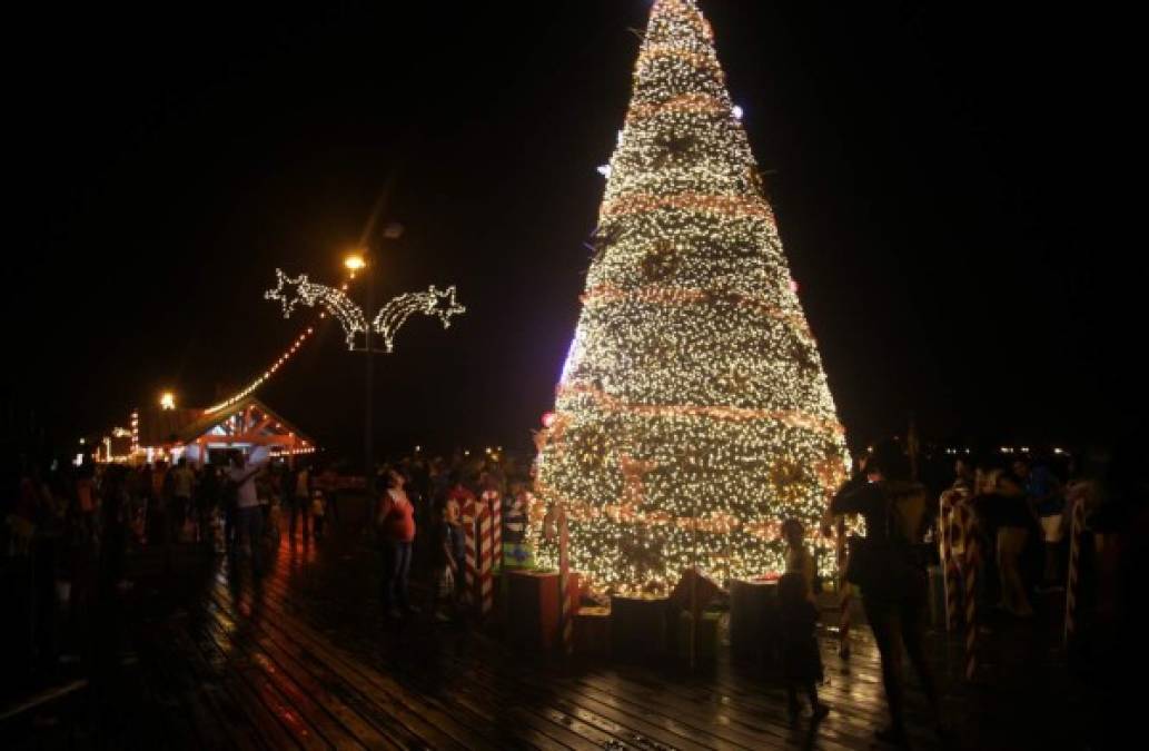 Cientos de ceibeños llegan a diario al Paseo de los Ceibeños para disfrutar del colorido y las luces de Navidad.
