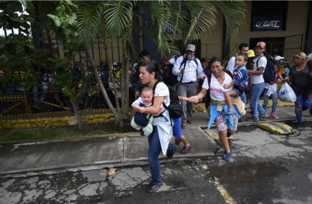 Madres con sus hijos en brazos cruzan la frontera de México corriendo. Foto AFP