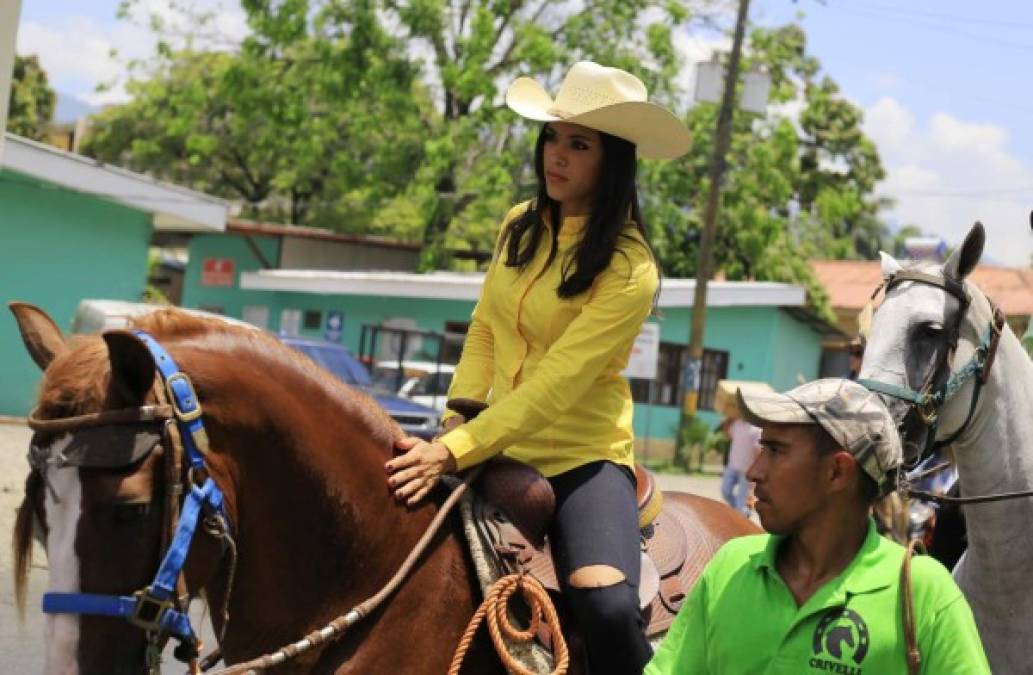 La belleza de la mujer hondureña quedó en evidencia durante el desfile.