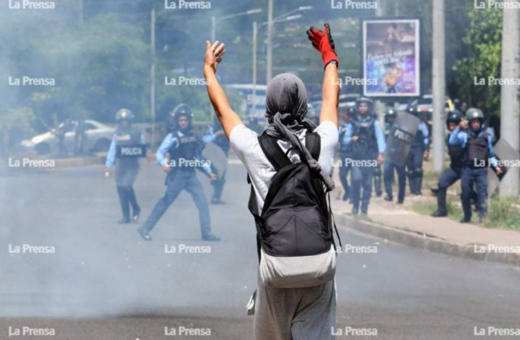 Elementos de la Policía Militar ingresaron esta tarde a las instalaciones de la Universidad Nacional Autónoma de Honduras (Unah) para desalojar un grupo de manifestantes encapuchados que mantenían algunos de los edificios tomados desde la mañana.