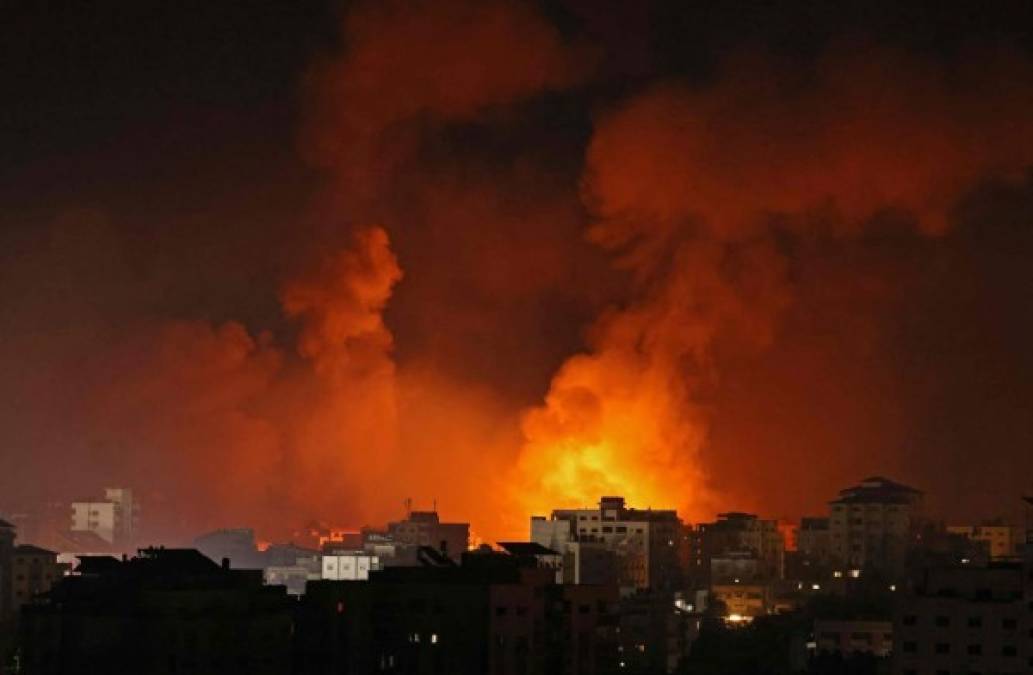 Estos bombardeos israelíes se produjeron en simultáneo con el lanzamiento de cohetes desde Gaza, que no cesó durante la noche, en la que, según un portavoz militar israelí, se registraron más de 130 disparos.