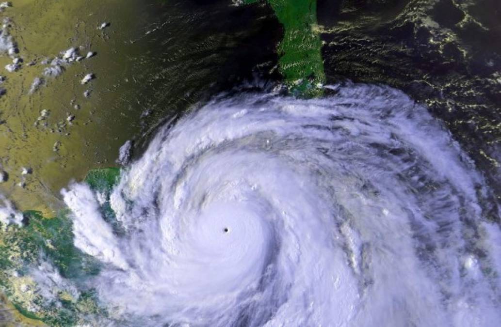 Durante septiembre de 1988 el Huracán Gilbert golpeó durante nueve días el Caribe y el Golfo de México. El fenómeno alcanzó la categoría cinco en la escala Saffir-Simpson, con vientos de 240 km/h.<br/><br/>En el camino dejó 341 muertos, la mayoría en México. En el norte de Venezuela produjo inundaciones que provocaron el deceso de cinco personas, mientras que en Jamaica ocasionó olas de casi seis metros, además de fuertes precipitaciones, a raíz de las cuales perdieron la vida 45 personas. <br/>