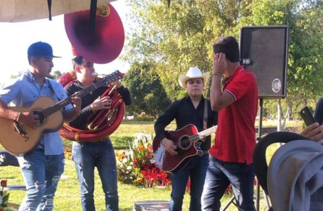 Mario Alberto tenía un grupo de banda en el que cantaba canciones sobre el mundo del narcotráfico y a integrantes del Cártel de Jalisco Nueva Generación (CJNG).