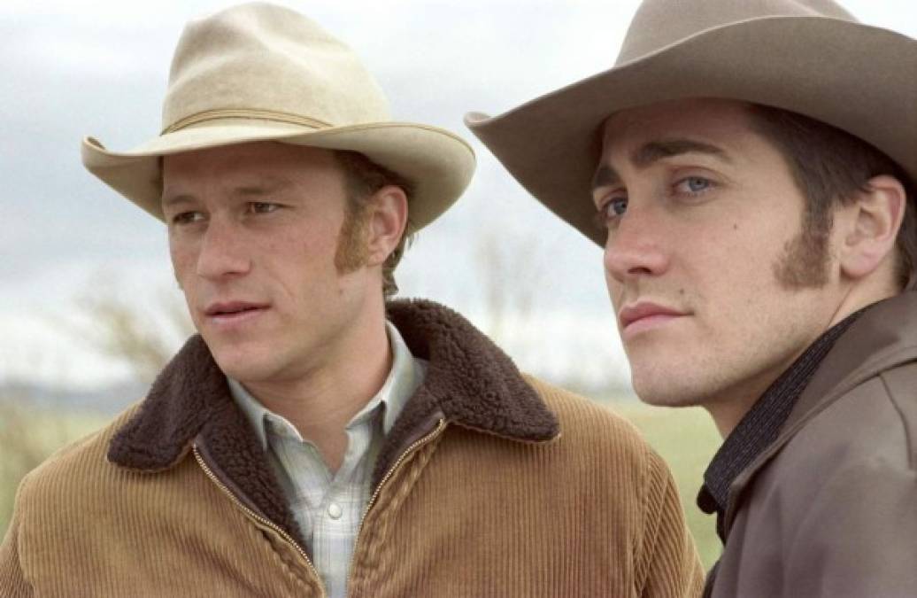 3- Brokeback Mountain ( Secreto en la montaña ) -2005<br/>Calificación 7.7/10 IMDb - 87% Rotten Tomatoes<br/><br/>En la película ganadora del Óscar Heath Ledger y Jake Gyllenhaal (d) interpretan a dos vaqueros que sucumben al amor mientras pastorean ovejas en las apartadas montañas de Wyoming.