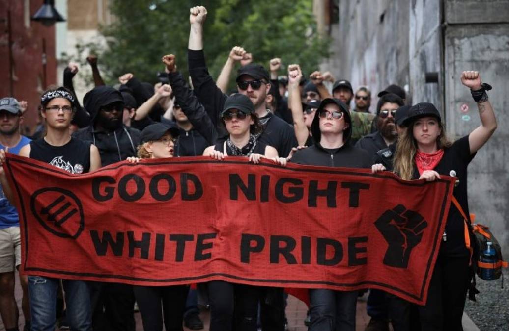 Cientos de neonazis, gritando consignas y con símbolos fascistas y banderas de EEUU, marchan esta tarde en defensa de 'los derechos civiles de los blancos' frente a la Casa Blanca.