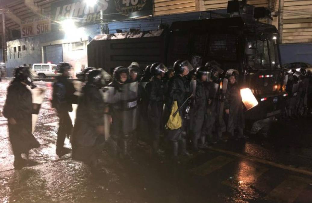 La Policía Nacional tuvo un trabajo arduo en las calles de Tegucigalpa.
