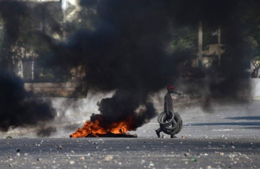 Los manifestantes piden la renuncia inmediata del presidente Jovenel Moise y de su equipo de Gobierno. Asimismo, exigen medidas urgentes para enfrentar los principales problemas que afectan a los ciudadanos.<br/><br/>Los manifestantes denuncian la grave situación social, y el deterioro de los servicios públicos, que vinculan directamente al mal manejo de fondos por parte del Ejecutivo.