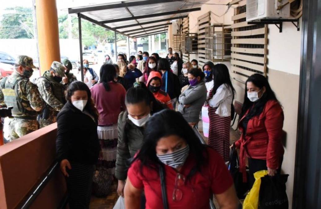 Paraguay<br/><br/>Paraguay permitió este primero de junio la reapertura de sus comercios y la circulación de personas y automóviles sin restricciones durante el día, retirando dos de las medidas que había implementado para frenar la epidemia de covid-19. <br/><br/>El país, uno de los menos afectados de Sudamérica en contagios (865) y fallecidos (11), entró este lunes en la segunda fase de su plan de desconfinamiento. <br/>