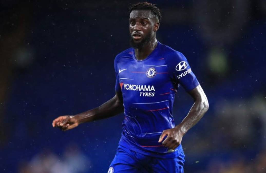 El futbolista del Chelsea, Tiemoue Bakayoko, podría cambiar de aires y acabar en el PSG. El conjunto francés valora su fichaje, que podría llegar a producirse si ambos clubes se ponen de acuerdo con la fórmula. Todo apunta a que podría haber acuerdo con una cesión con opción de compra a final de temporada.