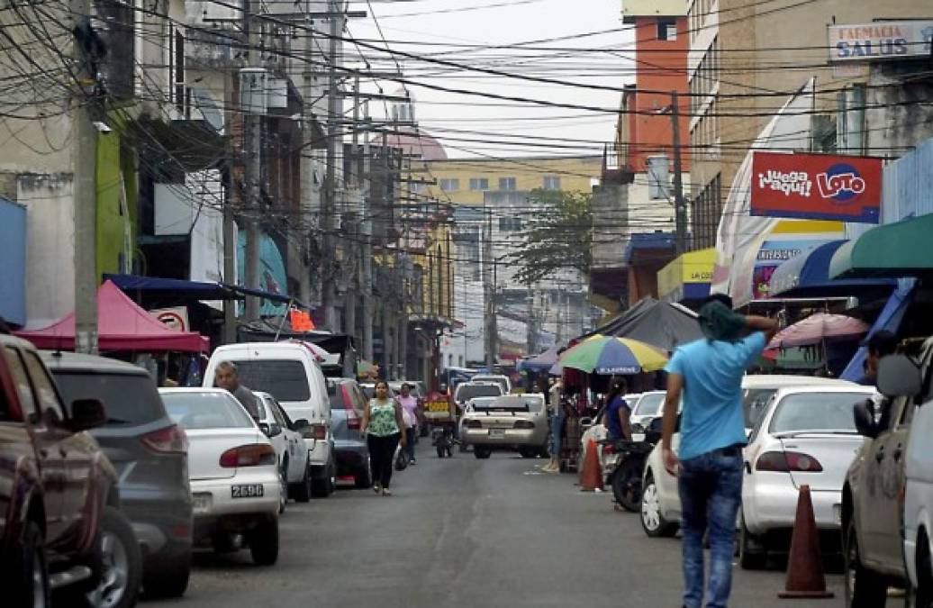 En un centro de la ciudad en el que impera el desorden y el caos, las aceras se convierten rápidamente en solo un recuerdo del pasado, a la vista de que vendedores y automovilistas reclaman para sí cada vez más de estos importantes espacios para la circulación de las personas.<br/>Recuperar estos espacios para el uso por el que fueron creados es una tarea de todos los implicados.