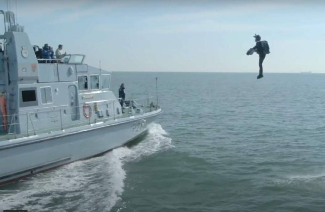 Las imágenes muestran a un Royal Marine con un traje con motor a reacción aterrizando en un barco tras despegar desde una lancha y volar por varias millas para finalmente acercarse al buque.