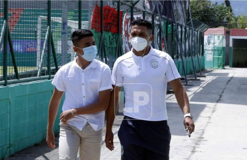 Emilio Izaguirre llegó al estadio del Marathón acompañado por su hijo mayor.