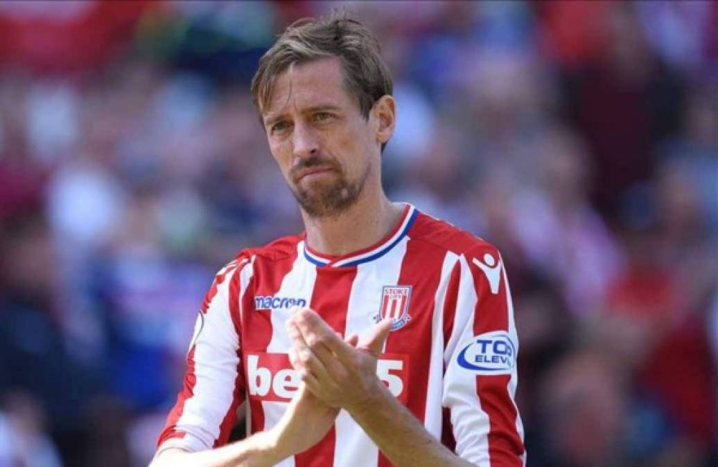 Peter Crouch: El delantero inglés ha anunciado su retiro del fútbol a sus 38 años de edad. Se retira con 657 partidos como profesional y 191 goles en su haber. También jugó 42 partidos con la Selección de Inglaterra con la que consiguió 22 goles.<br/>