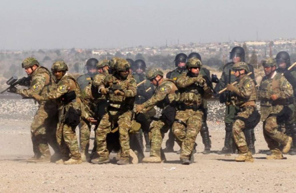 Los agentes de la Patrulla Fronteriza respaldados por los militares comenzaron a realizar simulacros en la frontera.