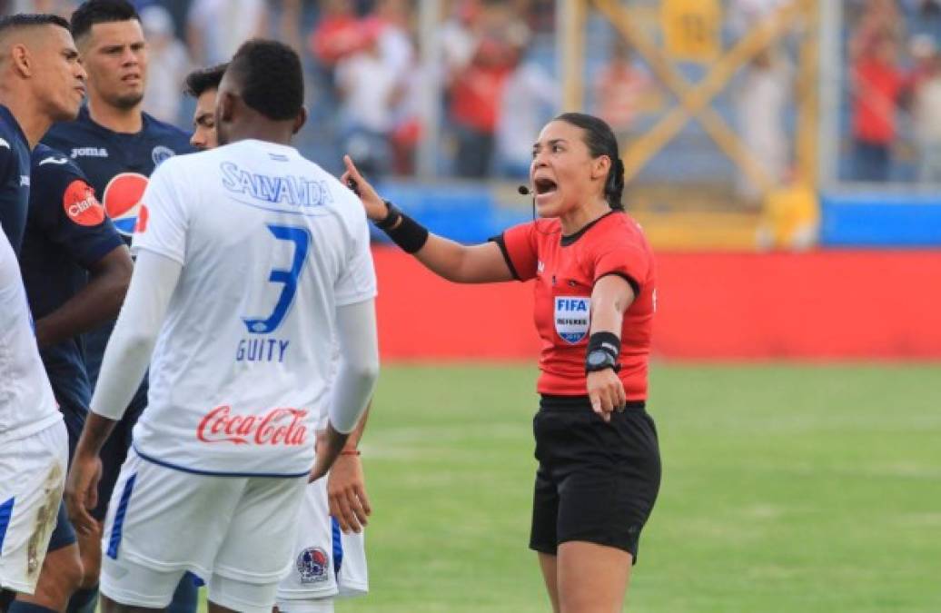 Además del arbitraje, Melissa Pastrana es egresada de la carrera de Banca y Finanzas en la UNAH. La chica se ha preparado en los últimos años.