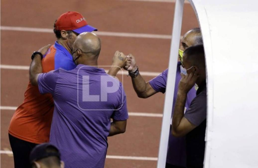 Pedro Troglio chocando los puños con Raúl 'Potro' Gutiérrez tras el final del partido.