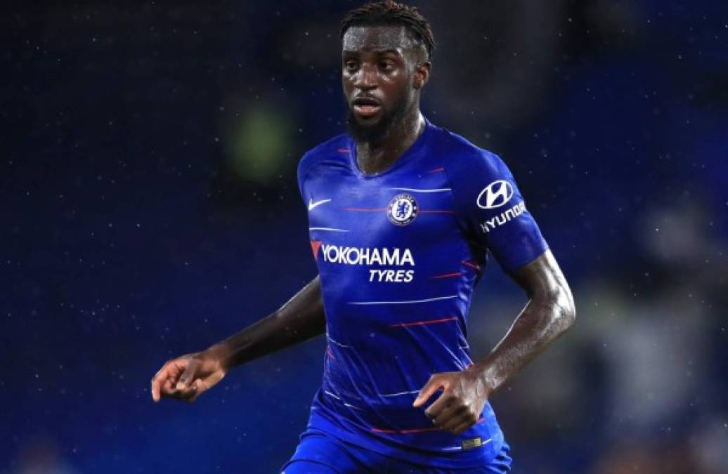 Tiemoué Bakayoko, jugador del Chelsea, podría recalar próximamente en el Bayern Múnich de la Bundesliga, según apunta la web 'Sempre Milan'. El jugador podría afrontar un cambio de aires hacia el campeonato germano para seguir creciendo en su carrera como futbolista. El Chelsea tasa al jugador en 30 millones de euros.