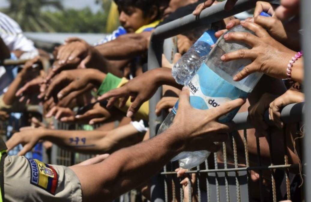 Miles de personas reciben asistencia tras perder sus hogares. La ayuda humanitaria comienza a llegar por toneladas a Quito desde donde se distribuye hacia las poblaciones más afectadas.