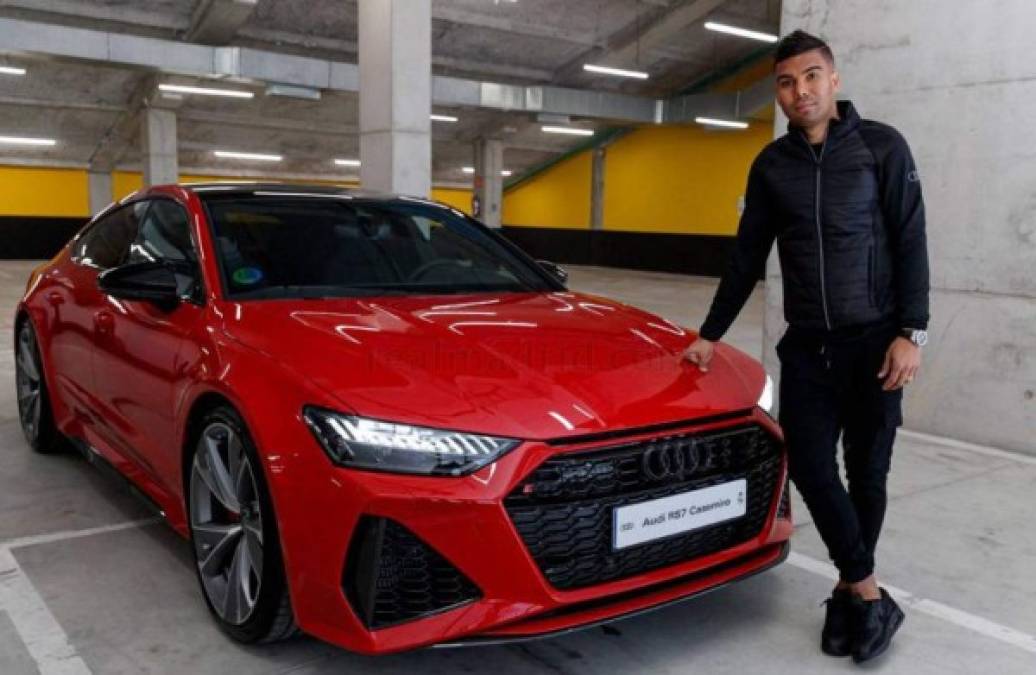 Por primera vez todos los coches Audi que conducirán los miembros del vestuario contarán con algún tipo de electrificación, además de tracción a las cuatro ruedas. Casemiro optó por este vehículo color rojo.<br/>