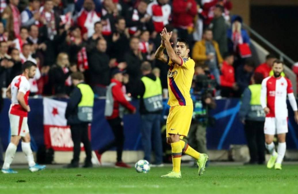 Luis Suárez también se marchó rápido a los camerinos, pero sí aplaudió el apoyo de los hinchas culés. Foto EFE