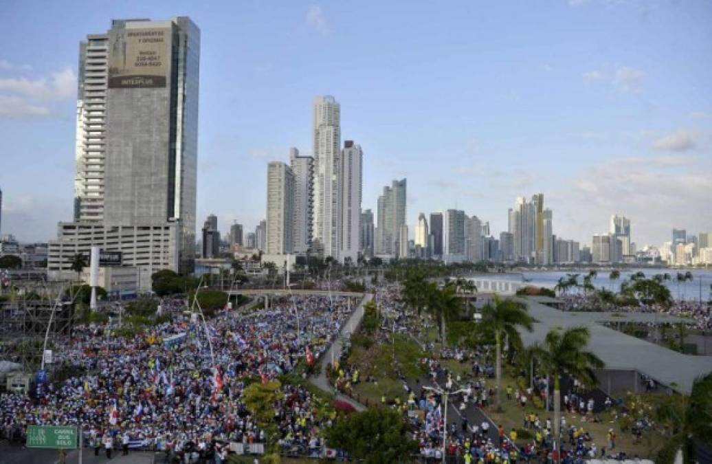 Los jóvenes comenzaron a llegar al lugar al menos cuatro horas antes de la homilía. Sonrisas y entusiasmo desbordan los peregrinos en esta tarde soleada y ventosa en la capital de Panamá, donde calles y avenidas cercanas al lugar de la concentración fueron tomadas por la policía como parte del amplio dispositivo de seguridad.