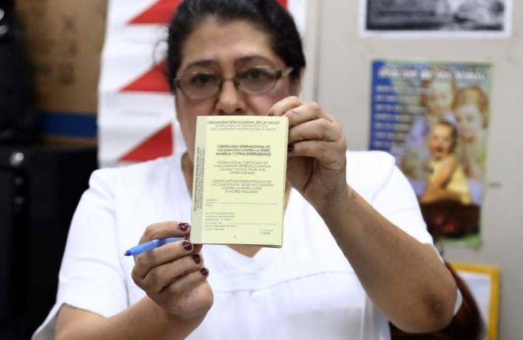 La vacuna contra la fiebre amarilla es aplicada en las 20 regiones sanitarias del país para los que viajan hacia las áreas de riesgo de transmisión y los viajeros que ingresan al país provenientes de estos lugares. El Instituto Nacional de Migración de Honduras exige presentar el certificado internacional de vacunación contra esta enfermedad a los viajeros que van o vienen de Trinidad y Tobago, Argentina, Bolivia, Colombia, Ecuador, Guayana Francesa, Guyana, Paraguay, Perú, Suriname, Venezuela y Brasil, en ese último país hay un brote que ha encendido las alarmas.