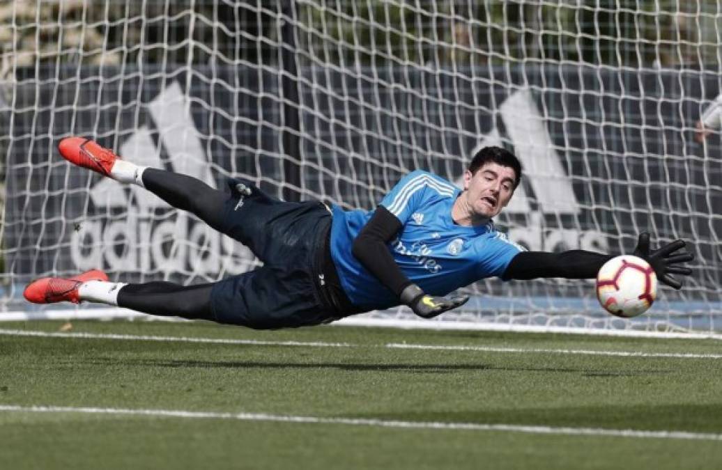 Thibaut Courtois: La prensa en España informa que el arquero belga será vendido por el Real Madrid a petición de Zinedine Zidane, ya que decidió quedarse con el tico Keylor Navas.