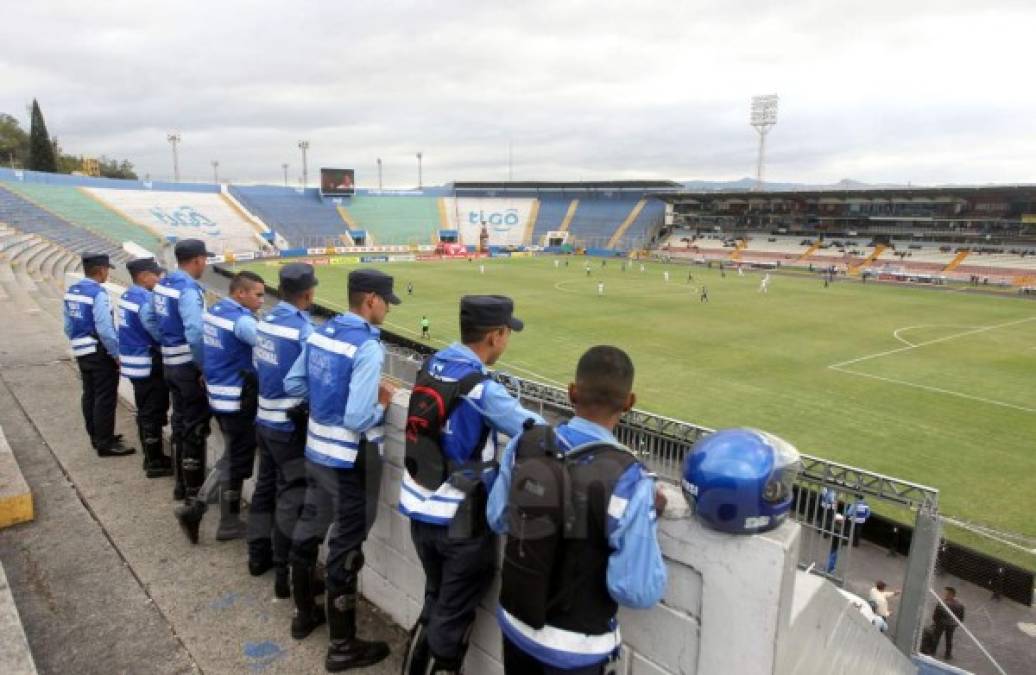 La Policía Nacional dio seguridad a los jugadores en el estadio capitalino.