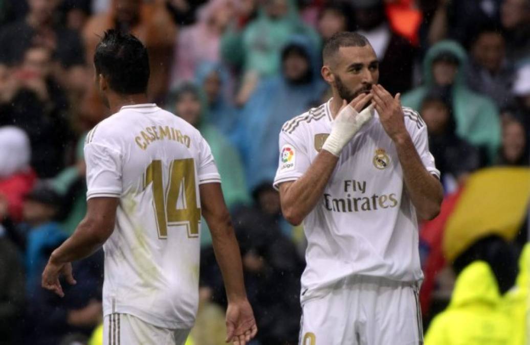 Los besos que lanzó Benzema para celebrar su gol.