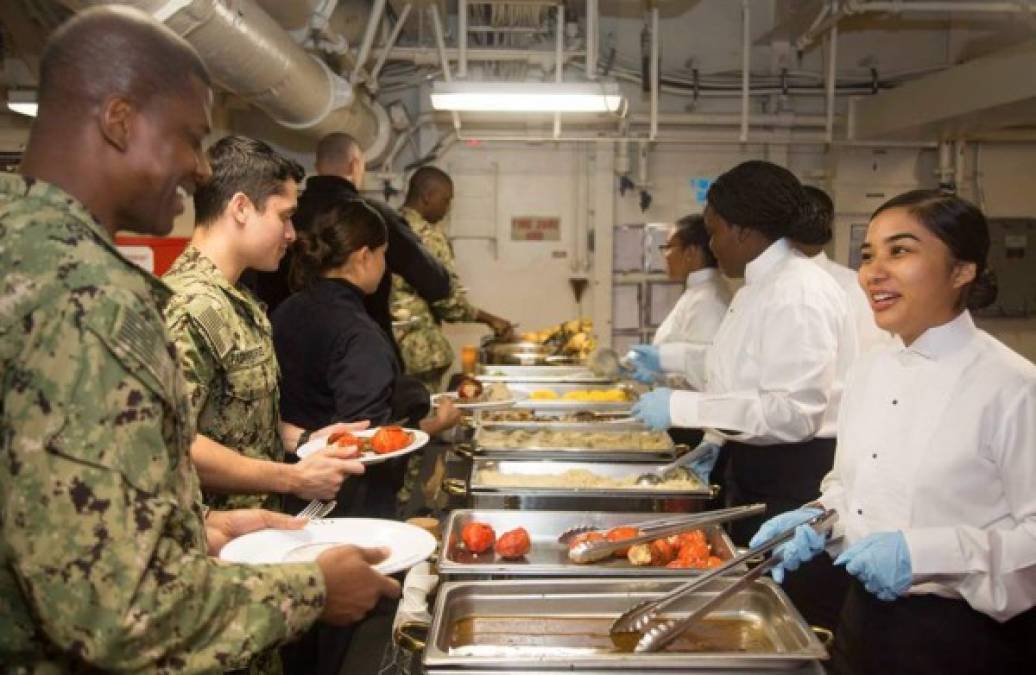 Decenas de cocineros trabajan en turnos en las diferentes cafeterías del USS Lincoln.