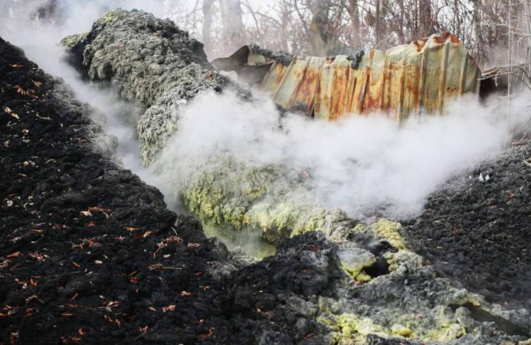 Hasta ahora más de 40 casas y otros edificios han sido destruidos por la lava roja que fluye del volcán.