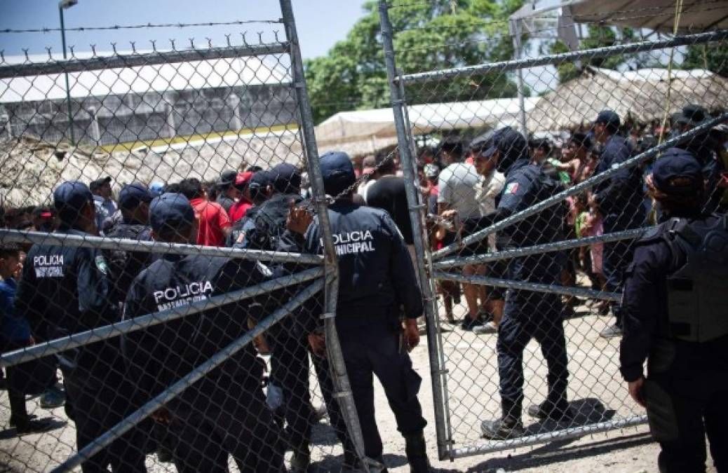 Los migrantes lanzaron piedras y botellas contra los policías y el personal del Inami ante el desespero de permanecer retenidos en el albergue mientras se tramita el permiso que les da libre tránsito por México.
