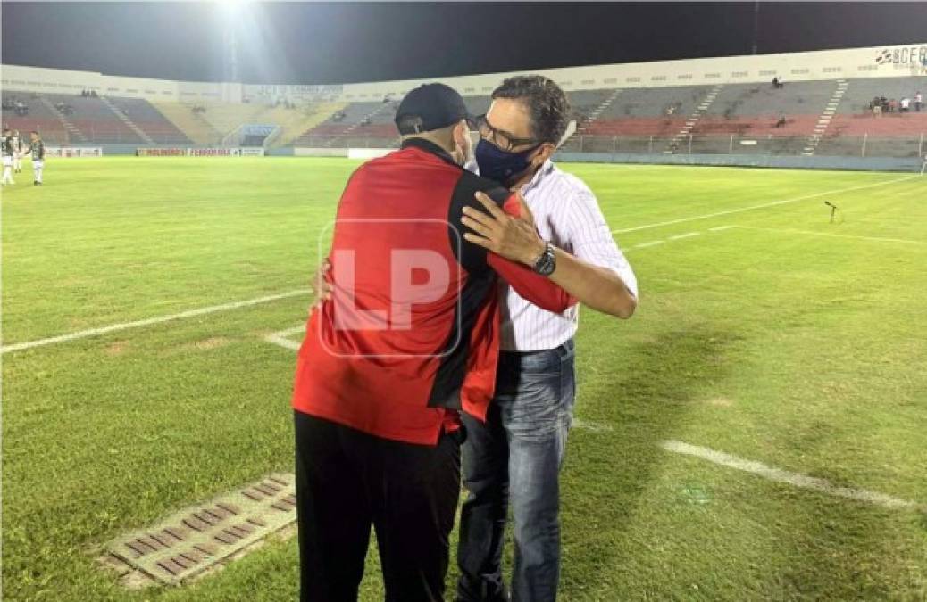 Martín 'Tato' García y Salomón Nazar se saludan antes del inicio del partido en La Ceiba.