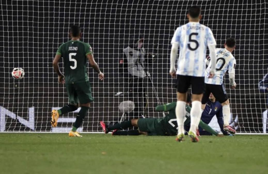 Derechazo cruzado de Messi para superar al portero boliviano Carlos Lampe y firmar el 2-0.