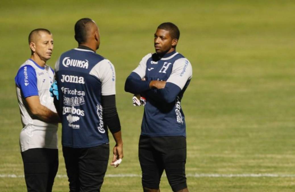 Luis Buba López y Rafa Zúniga junto al entrenador de porteros Josúe Reyes.